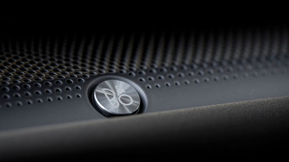 Το ηχοσύστημα Bang & Olufsen προσφέρει κορυφαίο ήχο.