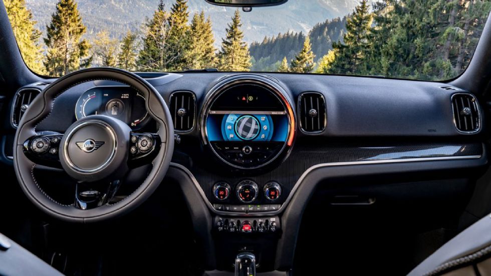 Το MINI Countryman συνδυάζει άκρως επιτυχημένα την premium κατασκευή και την υψηλή τεχνολογία με το ρετρό χαρακτήρα. Χαρακτηριστικό στοιχείο της ευρύχωρης και πρακτικής καμπίνας το μεγάλο στρογγυλό στ