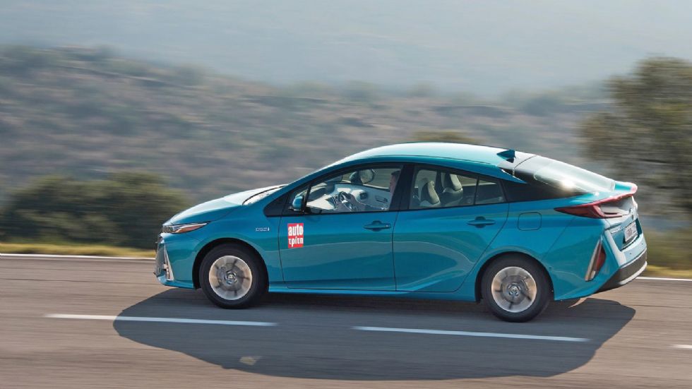 Το νέο Prius Plug-In Hybrid υπόσχεται μέση κατανάλωση 1,0 λτ./100 χλμ., εκπομπές CO2 22 γρ./χλμ., ηλεκτρική αυτονομία 63 χλμ. και μέγιστη ταχύτητα κίνησης με μηδενική κατανάλωση και ρύπους 135 χλμ./ώρ