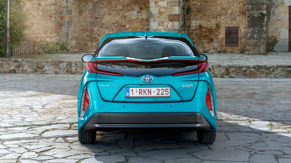 Το νέο Prius Plug-In Hybrid υπόσχεται μέση κατανάλωση 1,0 λτ./100 χλμ., εκπομπές CO2 22 γρ./χλμ., ηλεκτρική αυτονομία 63 χλμ. και μέγιστη ταχύτητα κίνησης με μηδενική κατανάλωση και ρύπους 135 χλμ./ώρ