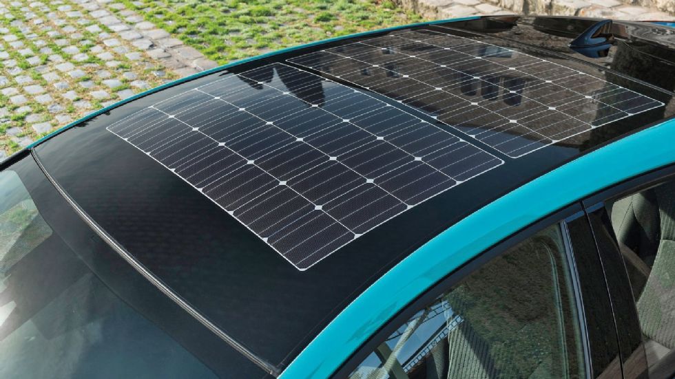 Στον έξτρα εξοπλισμό του Prius Plug-In περιλαμβάνεται οροφή με ηλιακά πάνελ, που χαρίζουν φόρτιση για έξτρα 1.000 και πλέον χλμ. ετησίως με ηλεκτροκίνηση.