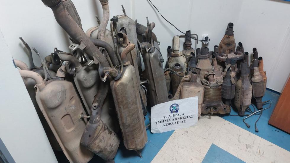 Χειροπέδες σε 12 κλέφτες καταλυτών - Έβγαλαν 30.000€ από τις κλοπές