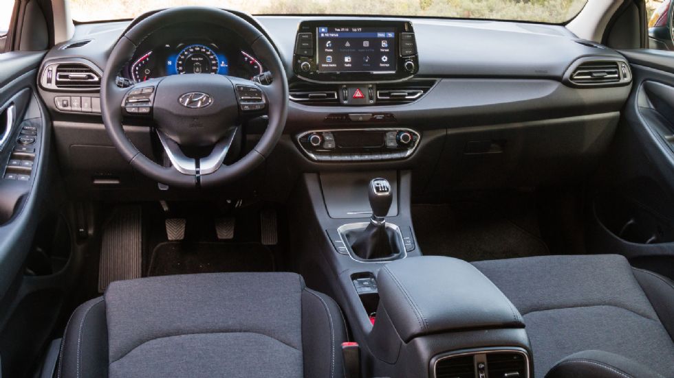 Καλοφτιαγμένο και ευρύχωρο είναι το εσωτερικό του ανανεωμένου Hyundai i30. Ψηφιακός πίνακας οργάνων και οθόνη αφής τονίζουν τον high-tech χαρακτήρα του.
