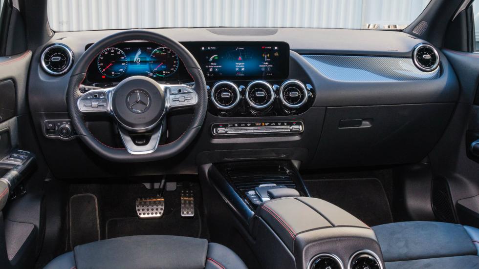 Εντυπωσιακό σε εικόνα, ποιότητα και φινίρισμα το εντελώς ψηφιακό κόκπιτ της 
Mercedes GLA 250 e. 