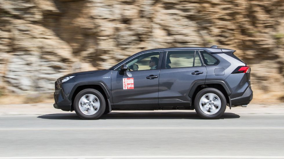 το νέο RAV4 είναι πιο αεροδυναμικό χάρη στο επίπεδο πάτωμα, που εξομαλύνει τη ροή του αέρα ειδικά στις μεγάλες ταχύτητες. 