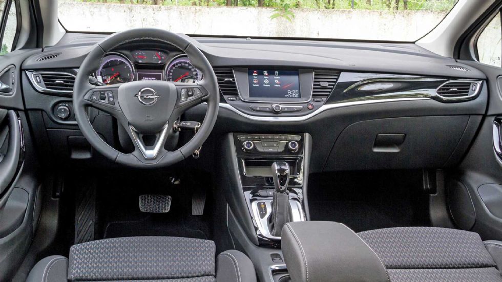 Ποιοτικό, μοντέρνο και εργονομικό είναι το ταμπλό του Opel Astra Sports Tourer, όπως σε όλες τις άλλες εκδόσεις άλλωστε.