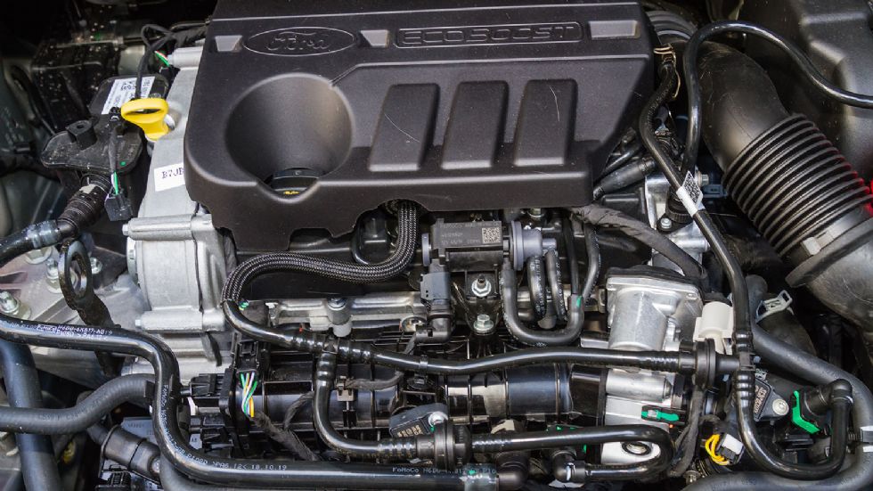 Ο 1.000άρης Ecoboost κινητήρας με τα 125 άλογα σε συνδυασμό με το ήπιο υβριδικό σύστημα τονώνουν τις επιδόσεις, αλλά κυρίως συγκρατούν την κατανάλωση.