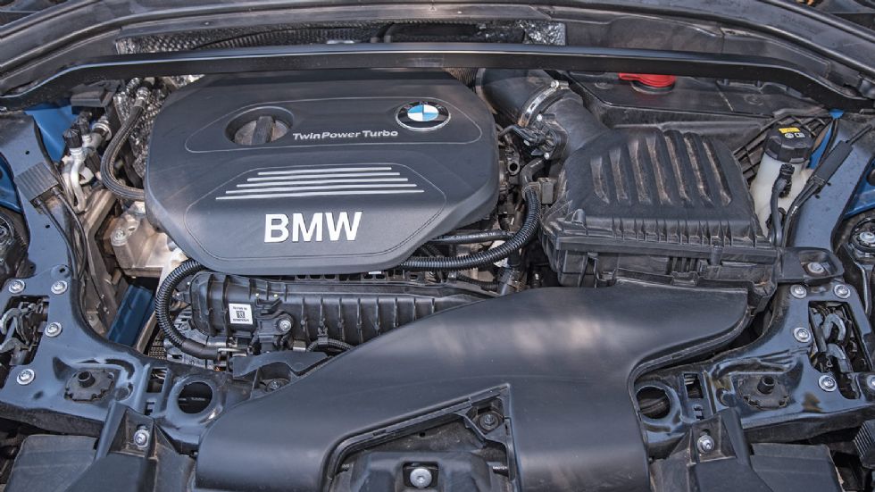 H βασική X1 εξοπλίζεται με τον 3κύλινδρο, 1,5 λτ. TwinPower Turbo κινητήρα της BMW με 136 άλογα και 220 Nm ροπής