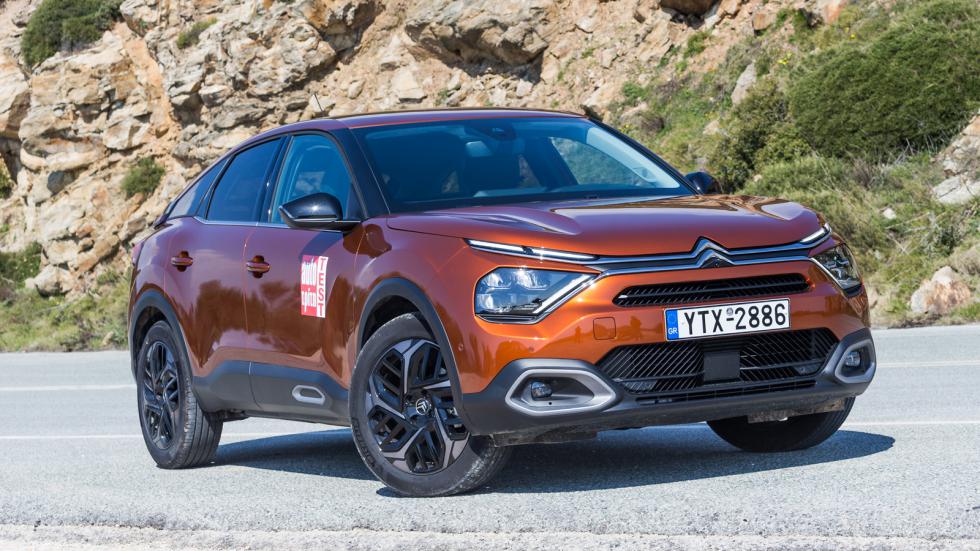 Στο C4 C-Cross ξεχωρίζει η μοντέρνα πίσω coupe οροφή και το κομψό design ενός μικρομεσαίου sedan, αναλογίες οι οποίες παντρεύονται ιδανικά και δημιουργούν ένα πολύ ενδιαφέρον και πολύ εκλεπτυσμένο σύν