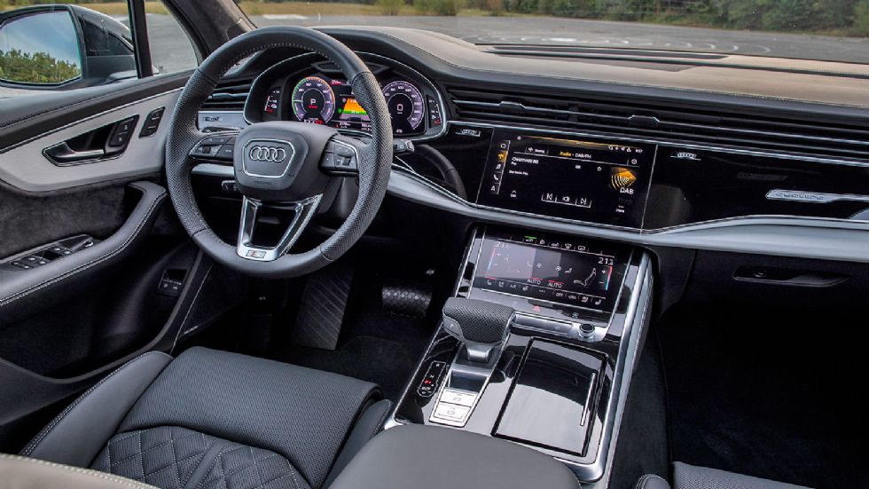 Το Αudi Q7 55 TFSI e προβάλλει το υψηλό επίπεδο ποιότητας και υλικών που χαρακτηρίζει όλα τα Audi στο εσωτερικό του, εκφράζοντας και έντονα high-tech αέρα.
