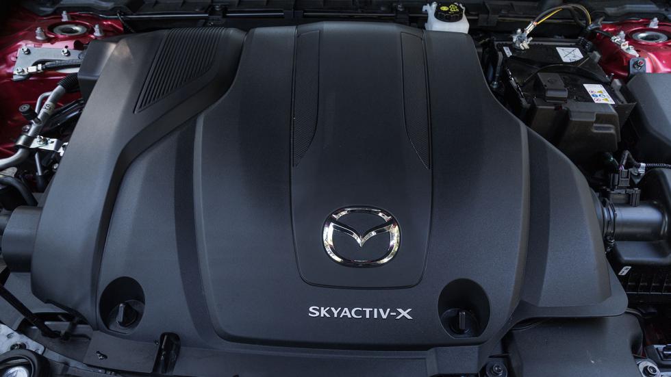 Στον e-Skyactiv X η καύση αρχικά γίνεται μέσω σπινθήρα, όπως σε όλα τα σύνολα βενζίνης και συνεχίζεται έπειτα μέσω συμπίεσης, όπως στα diesel, σε μια τεχνολογία που ονομάζεται SPCCI.