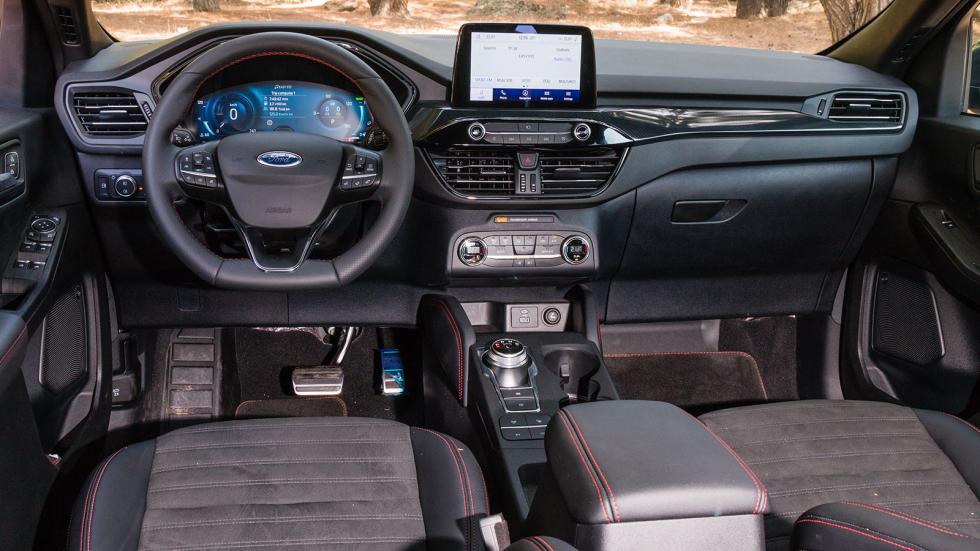 Το εσωτερικό του Ford Kuga PHEV είναι καλαίσθητο, ευρύχωρο και πρακτικό. Το μέτριο φινίρισμα ορισμένων πλαστικών επισκιάζουν οι σπορτίφ πινελιές της έκδοσης ST-Line Χ και ο στάνταρ ψηφιακός πίνακας ορ