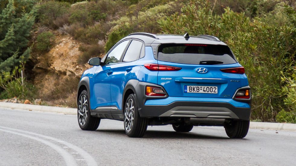 Το πιο σφιχτό setup του Hyundai 
Kona Hybrid περιορίζει ελαφρώς τα επίπεδα άνεσης, ωστόσο δημιουργεί ένα ενδιαφέρον και ασφαλές προφίλ, με μειωμένες κλίσεις στις στροφές και καλά επίπεδα πρόσφυσης.