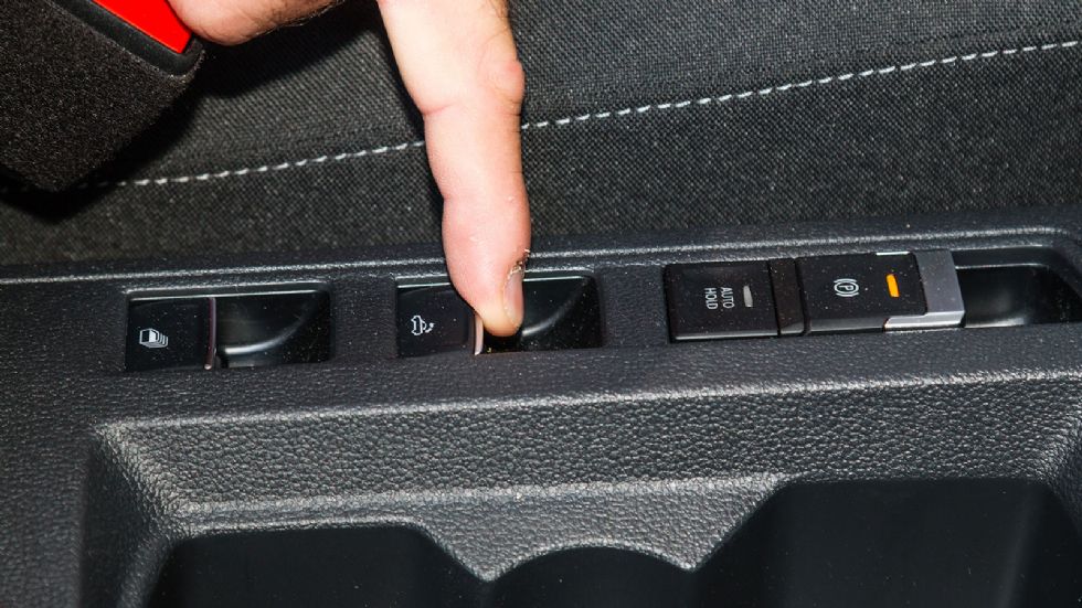 Το μαγικό κουμπί που σε 9 δλ. ανοίγει ή κλείνει την υφασμάτινη οροφή του VW T-Roc Cabriolet.