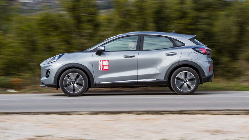 Ο 1.000άρης Ecoboost κινητήρας με τα 125 άλογα σε συνδυασμό με το ήπιο υβριδικό σύστημα τεχνολογίας EcoBoost Hybrid προσφέρουν καλές επιδόσεις, αλλά κυρίως συγκρατημένη κατανάλωση.