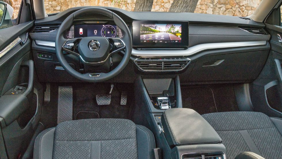 H νέα Skoda Octavia Gran Coupe διαθέτει ένα πολύ ποιοτικό ταμπλό με χρήση μαλακού πλαστικού στο πάνω μέρος του και προσεκτική επιλογή υλικών ακόμα και στις λεπτομέρειες. O εξοπλισμός της βασικής έκδοσ