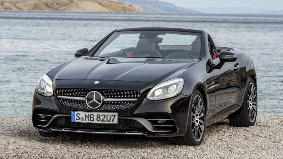 Στην 4η εκδοχή του μικρού της roadster, η Mercedes αλλάζει σελίδα, μετονομάζοντάς το σε SLC. Στην εικόνα βλέπουμε τη νέα Mercedes-AMG SLC 43.