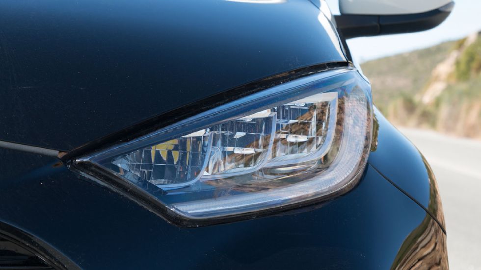 Toyota Yaris: Να το αγοράσω σε βενζίνη ή υβριδικό;