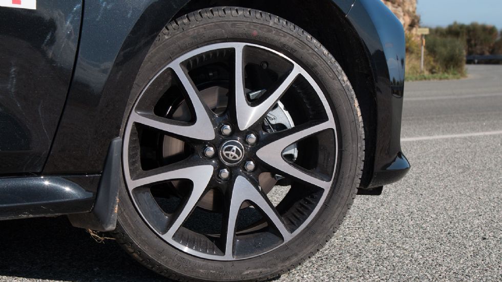 Toyota Yaris: Να το αγοράσω σε βενζίνη ή υβριδικό;