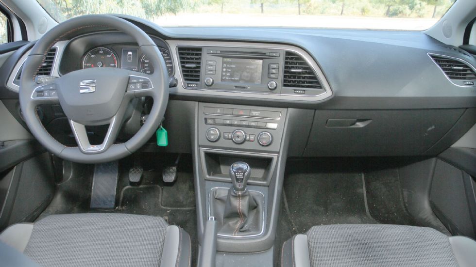 Σχετικά λιτό, αλλά στιβαρό και προσεγμένο, το εσωτερικό του SEAT Leon X-Perience, έχει κάποιες χαρακτηριστικές αλλαγές σε σχέση με τις υπόλοιπες εκδόσεις.