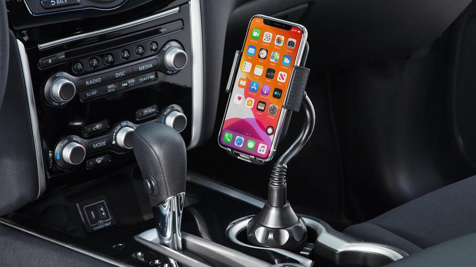 Εφόσον το αυτοκίνητό σας έχει μεγάλες (ποτηρο)θήκες στην κεντρική του κονσόλα, τότε είναι περισσότερο εύκολο να τοποθετηθεί εκεί μία βάση κινητού τηλεφώνου.