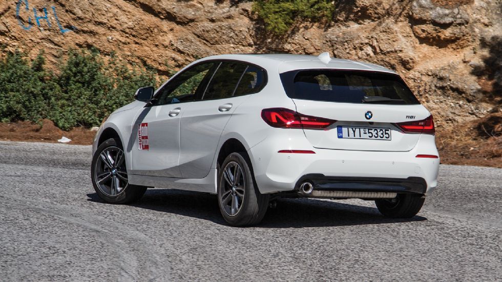 Ουδέτερα χαρακτηριστικά κίνησης, σπορτίφ αίσθηση και καλά επίπεδα άνεσης παρά τη σφιχτή ανάρτησή της προσφέρει η νέα BMW 118i. 