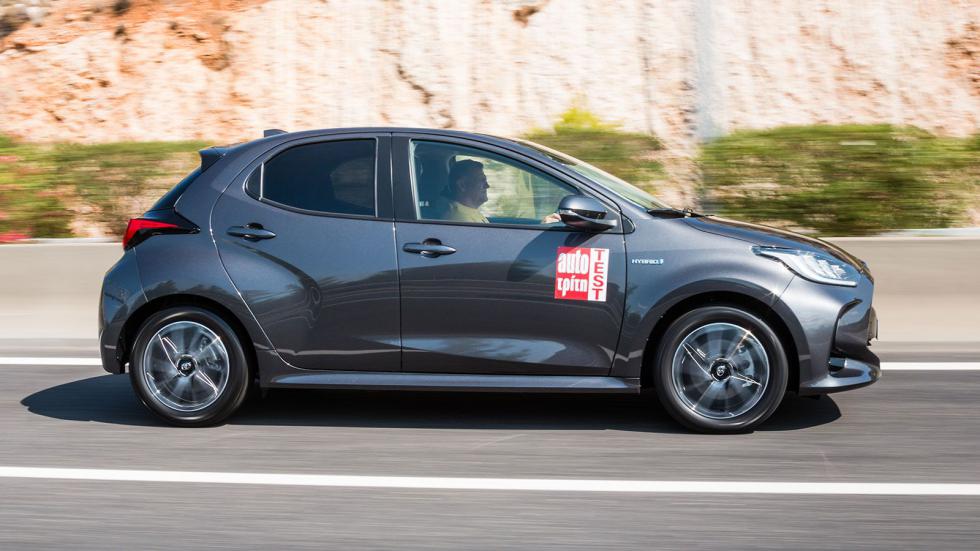 Tο υβριδικό Yaris καταφέρνει να κινείται για μεγάλο διάστημα μόνο με ρεύμα. Στη λειτουργία ECO, η κατανάλωση στην πόλη πέφτει εύκολα στα 3,5 λτ./100 χλμ. και σε μικτές συνθήκες στα 4,2 λτ./100 χλμ..
