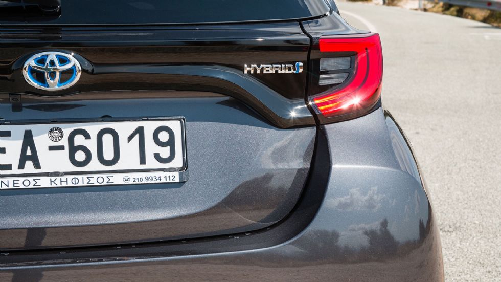 Toyota Yaris: Να το αγοράσω σε βενζίνη ή υβριδικό;