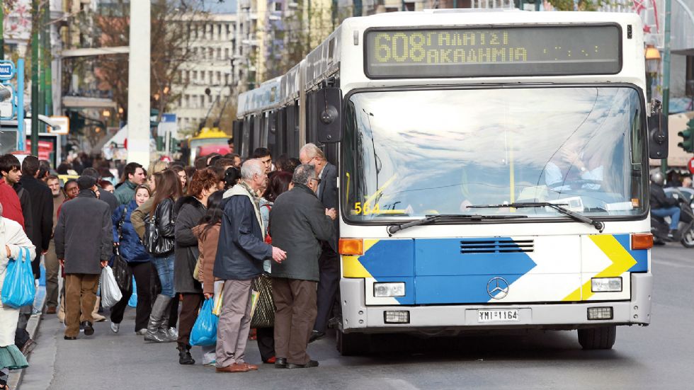 Πολλοί συνηθίζουν να περνάνε το δρόμο κάθετα μπροστά από το ακινητοποιημένο λεωφορείο, χωρίς να υπολογίζουν πως οι οδηγοί δεν μπορούν να τους δουν.