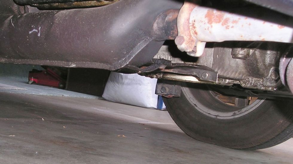 Αν δείτε λάδια κάτω από το αυτοκίνητο πρέπει να γίνει άμεσος έλεγχος από πού προέρχονται και κατόπιν να επισκευαστεί.	