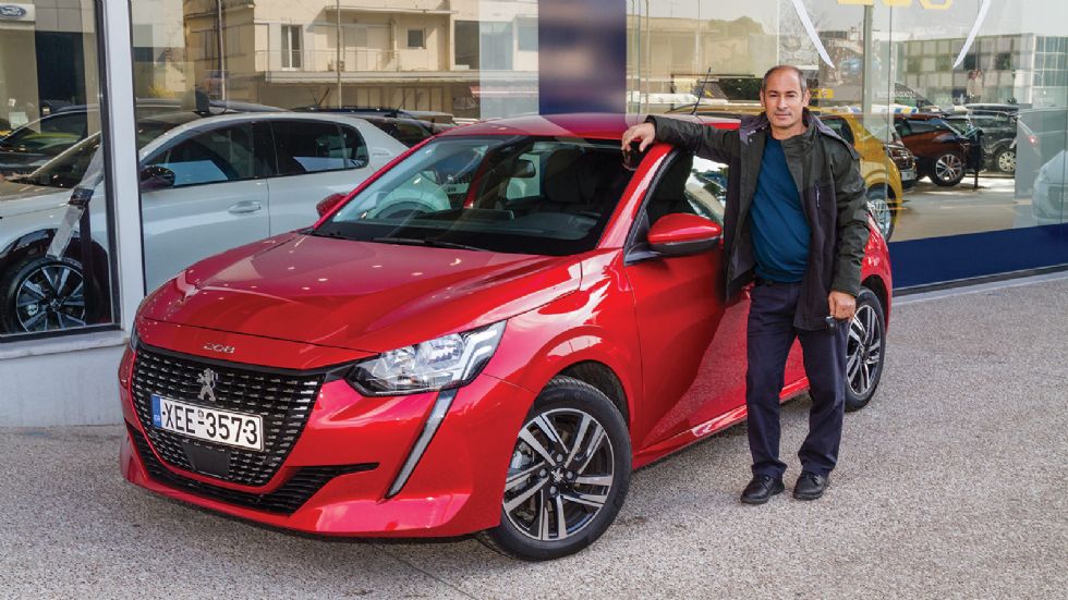 ο Χανιώτης νικητής του Peugeot 208 κ. Κώστας, μαζί με το δώρο του.