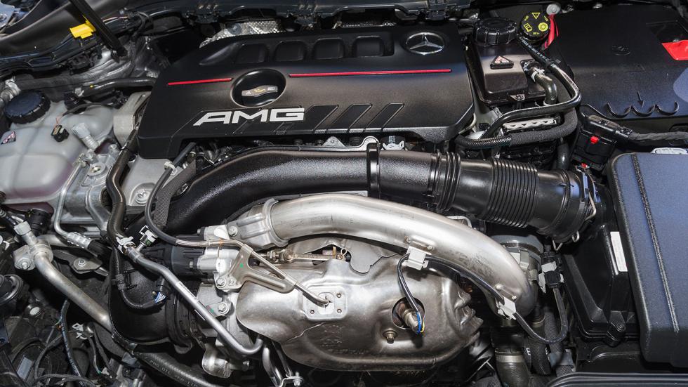 Ο δίλιτρος κινητήρας της GLA 35 AMG διαθέτει προηγμένη τεχνολογία κατασκευής και διακρίνεται για την ευρωστία του και τον επιθετικό του χαρακτήρα. Ο συνδυασμός του με το 8τάχυτο DCT κιβώτιο εντυπωσιάζ