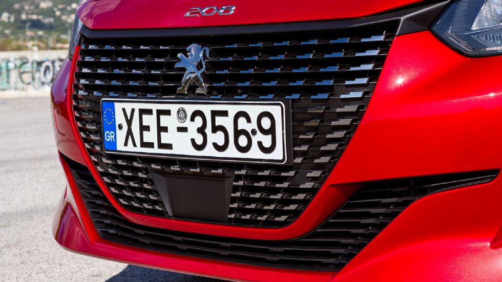 Μέχρι και την έκδοση Allure, η μάσκα του Peugeot 208 κυριαρχείται από την κομψότητα.