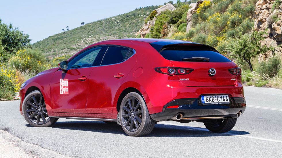 Mόνο το λόγοτυπο Skyactiv-X μαρτυρά την επανάσταση που κρύβεται κάτω από το μπροστινό καπό του καλλίγραμμου Mazda3.