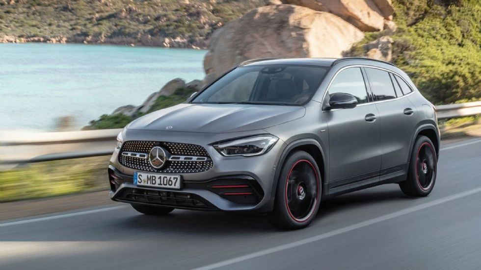 Η νέα Mercedes GLA συνδυάζει αρμονικά τον SUV σχεδιασμό με στοιχεία πρακτικότητας και εντυπωσιάζει με τον πολύπλευρο χαρακτήρα της, όντας ο τέλειος σύντροφός σας σε τόσες διαδρομές, όσες και οι επιθυμ