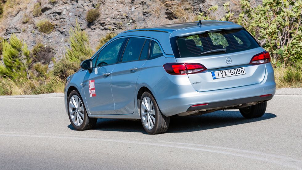 Το Opel Astra Sports Tourer κρύβει περίτεχνα τον πίσω όγκο του, ακόμη και υπό πίεση, με το τιμόνι αν και λίγο ελαφρύ να είναι τελικά καλό σε πληροφόρηση.