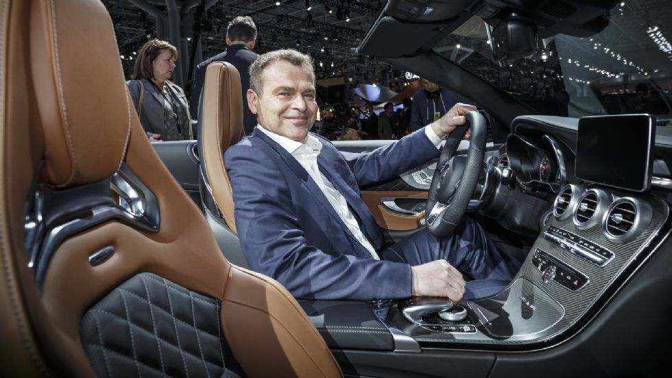 Ο CEO της Mercedes-AMG, Tobias Moers, φωτογραφίζεται στην έκθεση της Νέας Υόρκης, κατά την παρουσίαση της νέας Mercedes-AMG C63 Cabriolet.