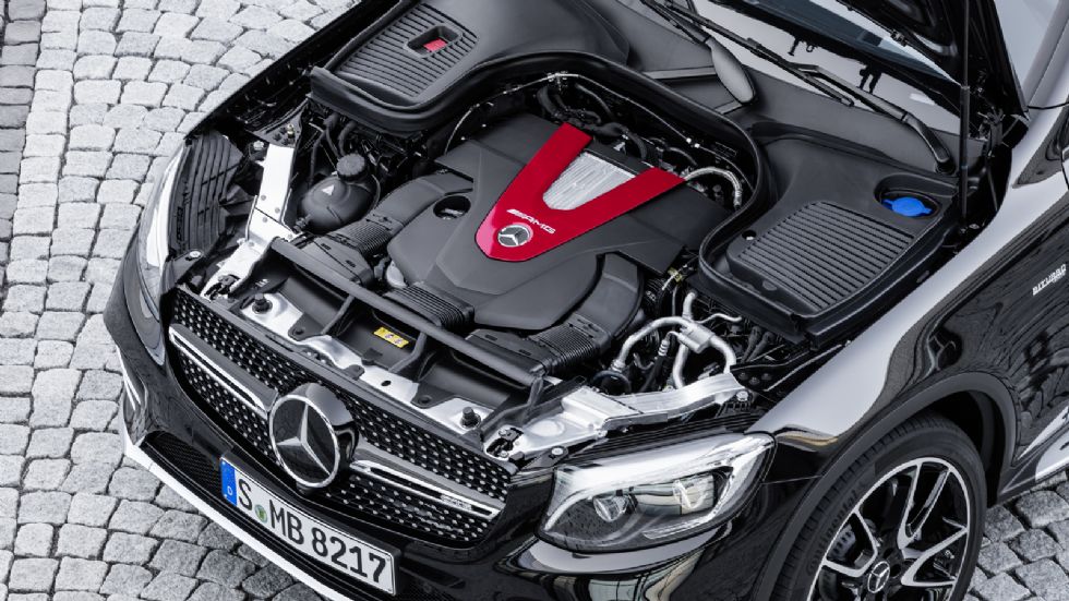 Η GLC 43 Coupe εξοπλίζεται με το 3λιτρο V6 twin turbo μοτέρ των 367 ίππων και των 520 Nm ροπής, που συνεργάζεται με το αυτόματο κιβώτιο 9G‑TRONIC και το σύστημα 4κίνησης AMG Performance 4MATIC.