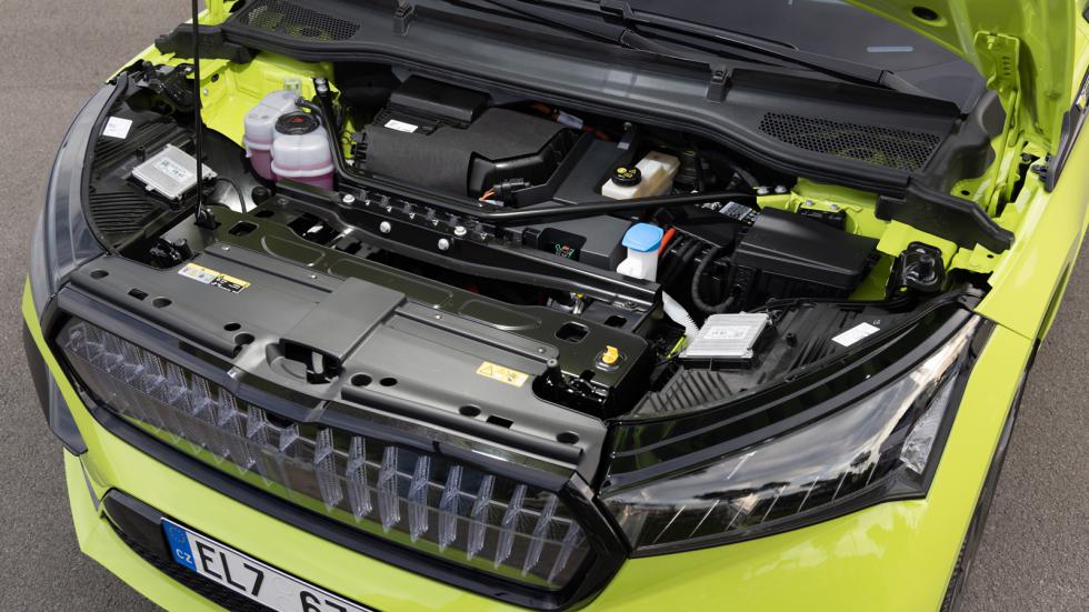 To Enyaq Coupe iV 80x RS διαθέτει ένα δεύτερο κινητήρα στον μπροστινό άξονα, καθιστώντας το τετρακίνητο και χρειάζεται μόλις 6,5 δευτερόλεπτα για να επιταχύνει στα 100 χλμ./ώρα.