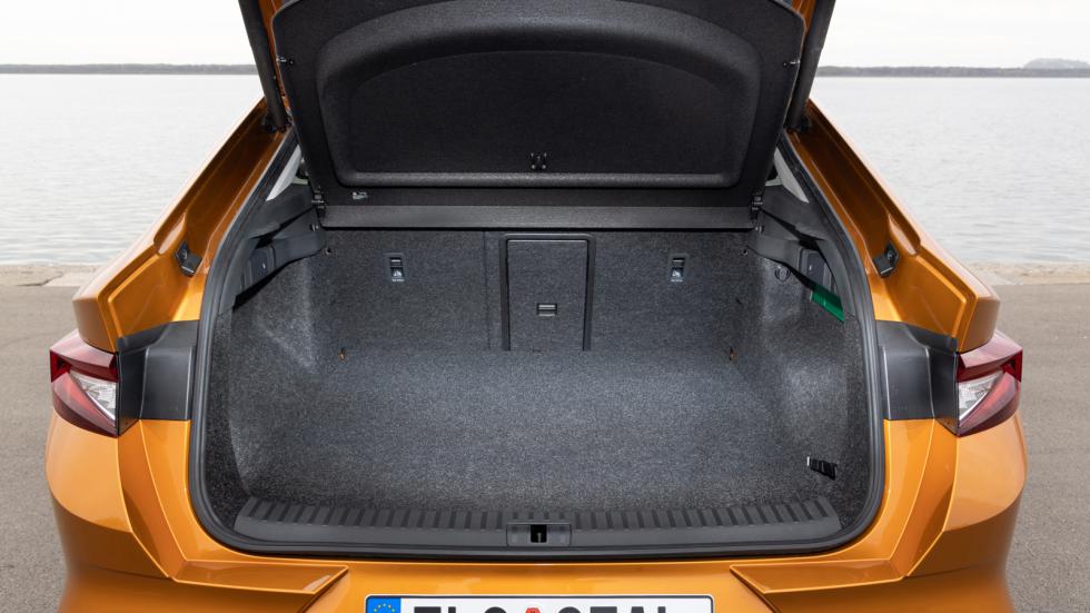 Το πορτ-μπαγκάζ έχει χωρητικότητα 570 λίτρα, 15 λίτρα λιγότερα από την 5θυρη έκδοση.