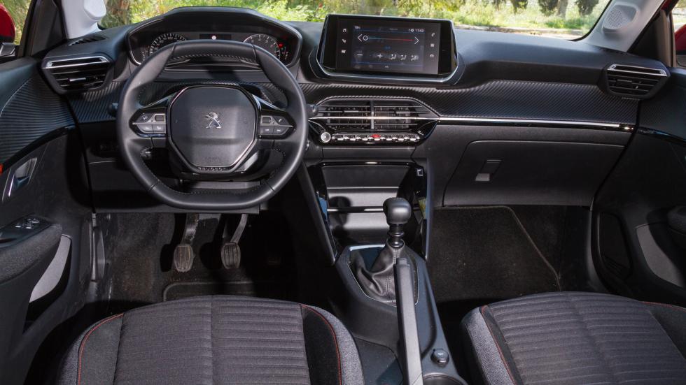 To εντυπωσιακό design, η premium αίσθηση και ο hi-tech χαρακτήρας σε κερδίζουν στην καμπίνα του Peugeot 208.