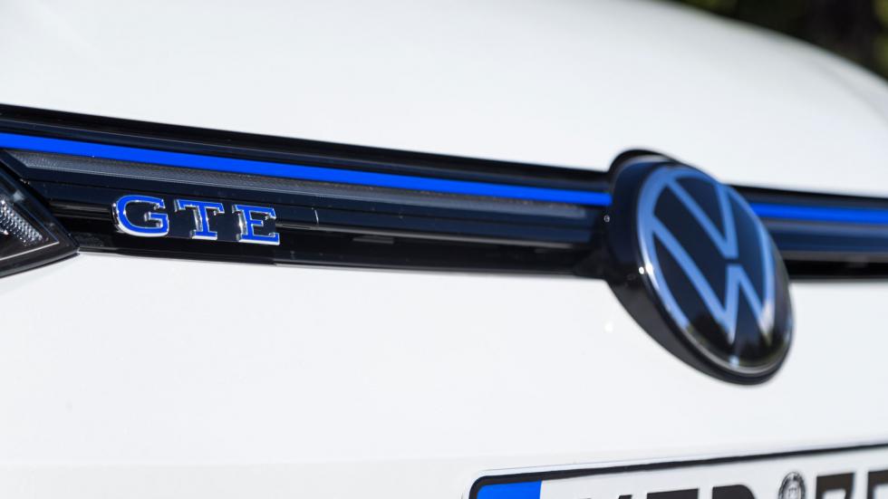 Το πορτάκι στο εμπρός αριστερό φτερό, το μπλε σιρίτι στη μάσκα και το λογότυπο δηλώνουν τον plug-in υβριδικό χαρακτήρα του VW Golf GTE.