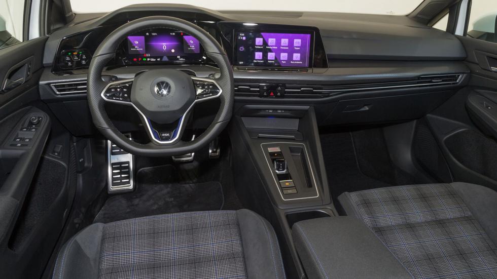 Aκρως ποιοτική και καλοφινιρισμένη η καμπίνα του VW Golf GTE, διαθέτει πολλά κοινά στοιχεία με αυτή του GTI.