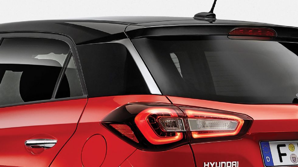 Στο μάτι έχεις την αίσθηση ότι το Hyundai i20 έχει πολύ φαρδιά πίσω κολόνα, στην  πράξη όμως, τελικά, το εύρος που καλύπτει είναι σε απόλυτο λογικό πλαίσιο.
