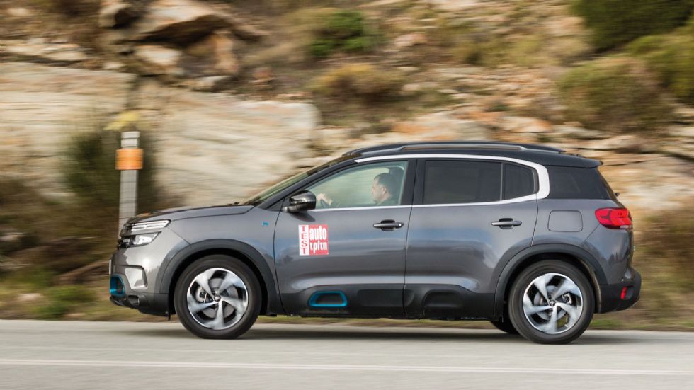 Η Plug-in έκδοση του Citroen C5 Aircross ξεχωρίζει από τις βαμμένες λεπτομέρειες στο νέο Anodised Blue χρώμα σε μπροστινό προφυλακτήρα και πλευρικά Airbump. Στο ίδιο χρώμα είναι βαμμένο και το χαρακτη