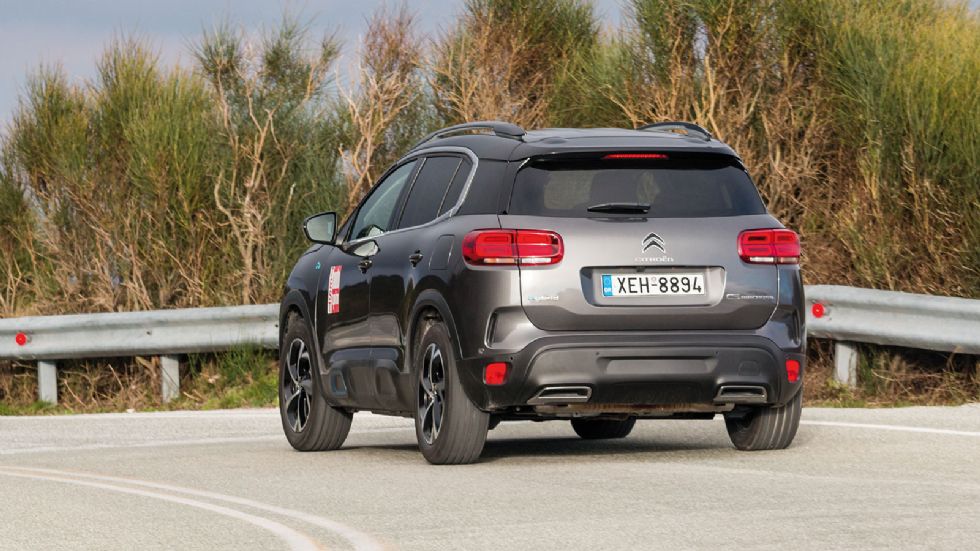 Το βαρύ Citroen C5 Aircross Hybrid δε σε προδιαθέτει για γρήγορη οδήγηση και δείχνει αμέσως τις  προθέσεις του με το πολύ ελαφρύ και  μέτριο σε αίσθηση τιμόνι,  την τάση για κλίση και την πρώιμη υποστ