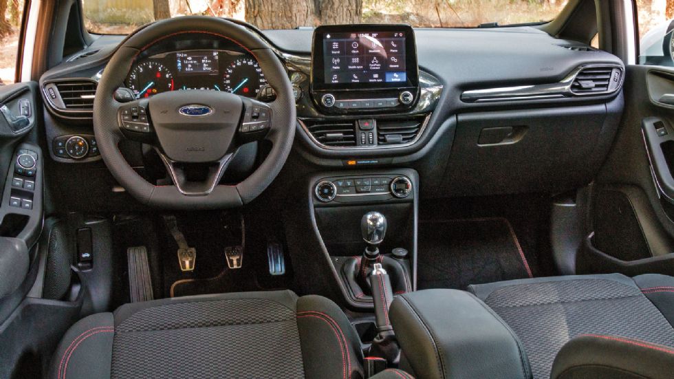 Όμορφο με σπορ στοιχεία και καλή ποιότητα κατασκευής είναι το high tech εσωτερικό του 
Fiesta ST-Line. 