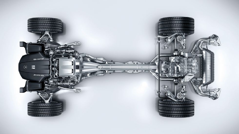 Ο εμπρός εγκάρσια  τοποθετημένος κινητήρας, συνδέεται με το κιβώτιο ταχυτήτων διπλού συμπλέκτη  το οποίο εδράζεται στον πίσω άξονα, μέσω ενός ιδιαίτερα ελαφρού και ανθεκτικού -κατασκευασμένου από ανθρ