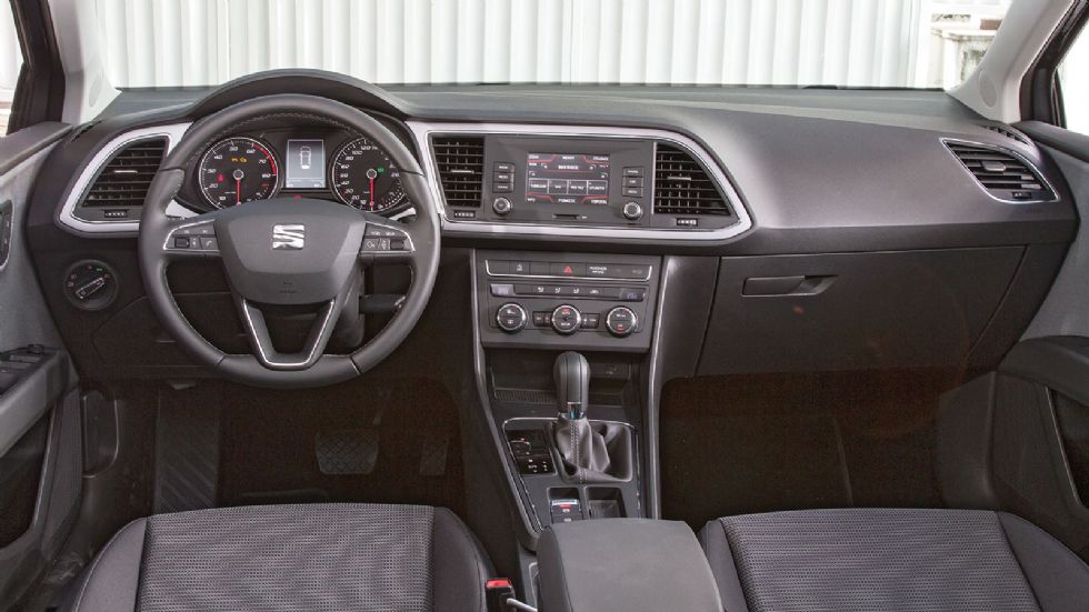 Μικρές αλλαγές στην καμπίνα του ανανεωμένου SEAT Leon με την κυριότερη να αφορά την έγχρωμη οθόνη 8 ιντσών στο κέντρο του ταμπλό.