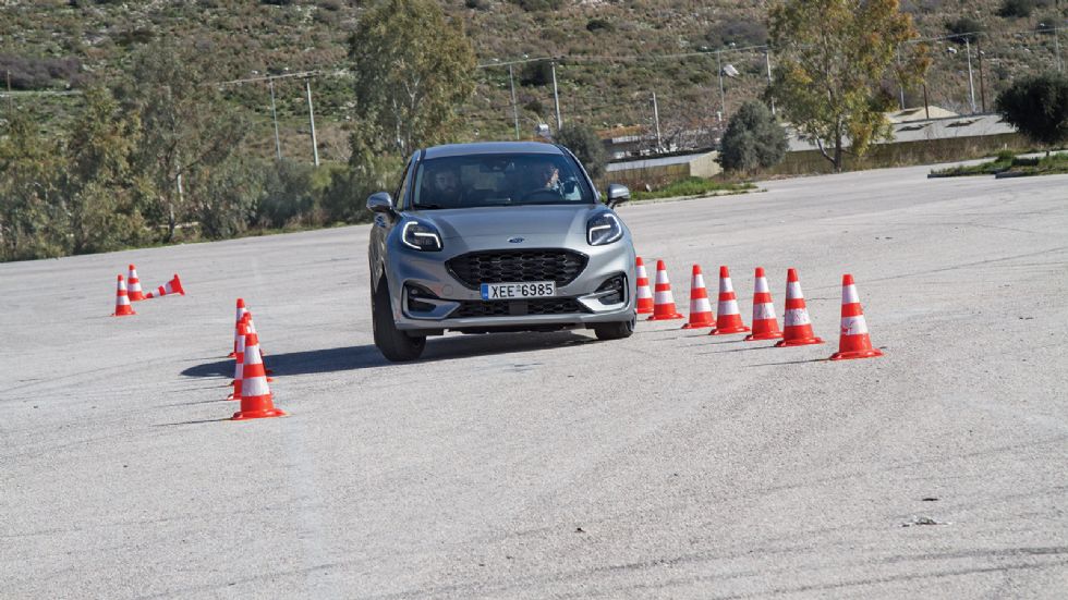 Η σφιχτή ανάρτηση της έκδοσης ST-Line βοήθησε στη συγκράτηση της κλίσης στις απότομες αλλαγές πορείας, ενώ η υποστροφή ήταν ελάχιστη.